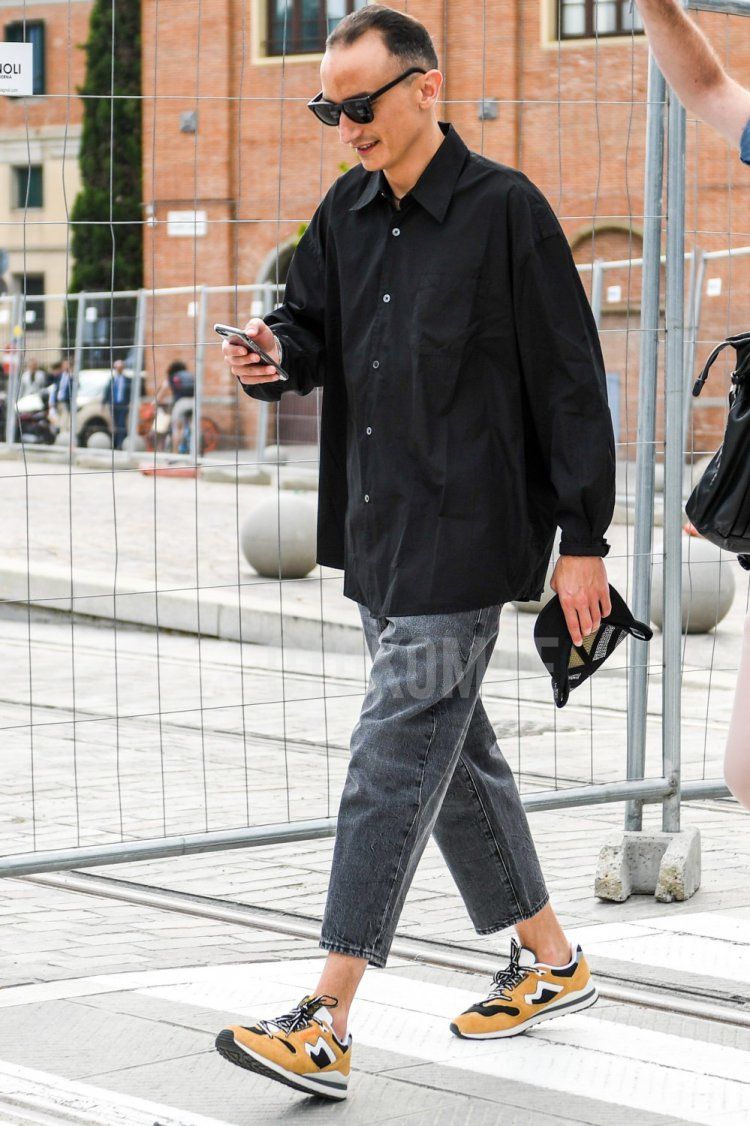 黒シャツ ジーンズ コーデ メンズ特集 シックかつ男らしさを感じさせる着こなしを紹介 メンズファッションメディア Otokomae